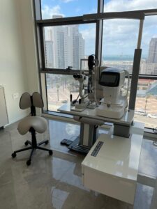 Medinstrus compact ophthalmic workstation with slit lamp and autorefractor in modern clinic