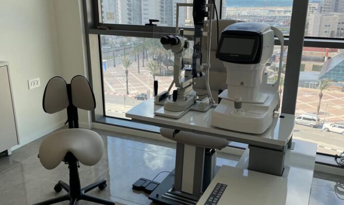 Medinstrus compact ophthalmic workstation with slit lamp and autorefractor in modern clinic